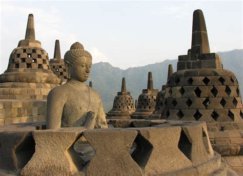 Borobudur: Una Eterna Danza de Piedra y Espiritualidad!