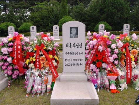  El Mural de la Tumba del General Choi: Una Sinfonía de Colores y Espíritus