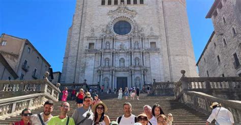  La Porta de la Iglesia de San Félix en una Danza Espectral de Piedras y Luz!